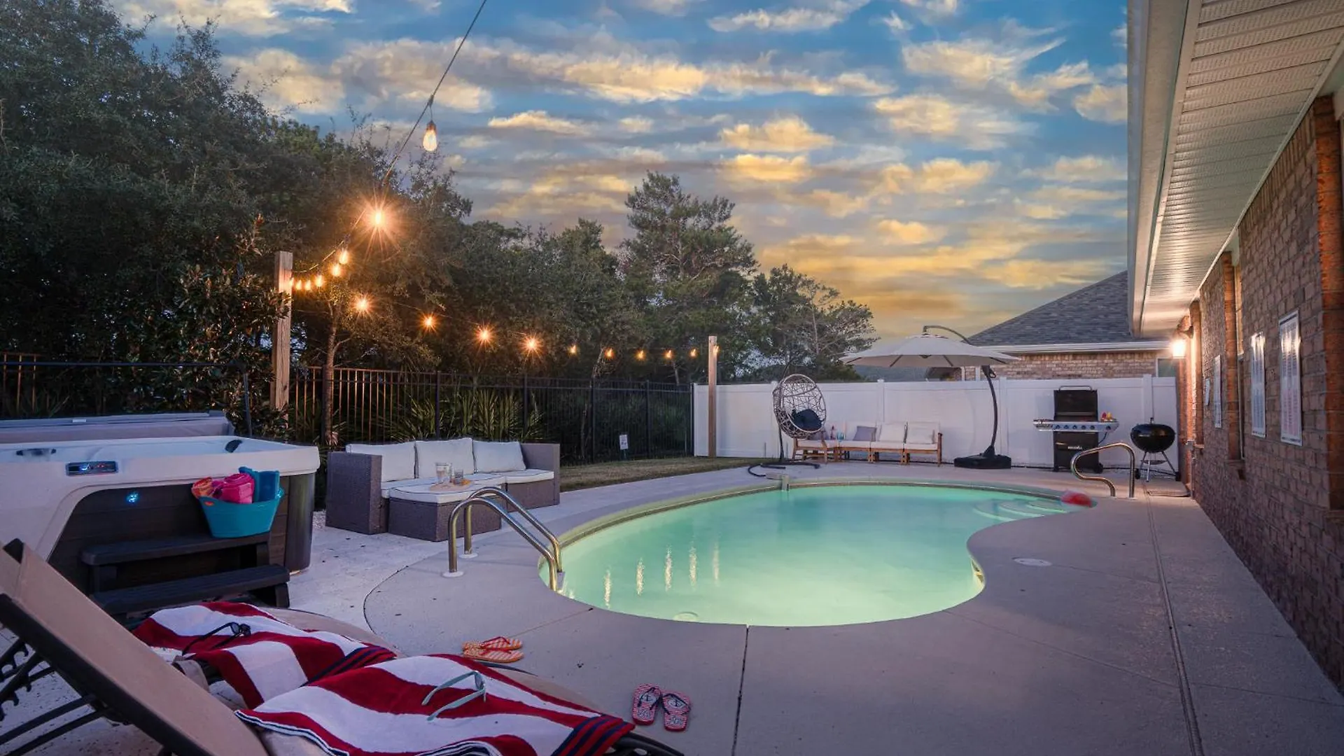 Heated Pool And Golf Cart, Walk To Beach! Best Deal! Destin