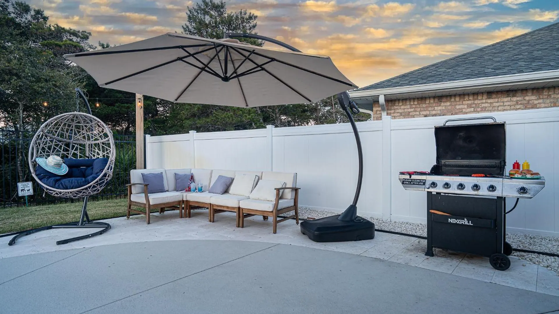 Heated Pool And Golf Cart, Walk To Beach! Best Deal! Destin