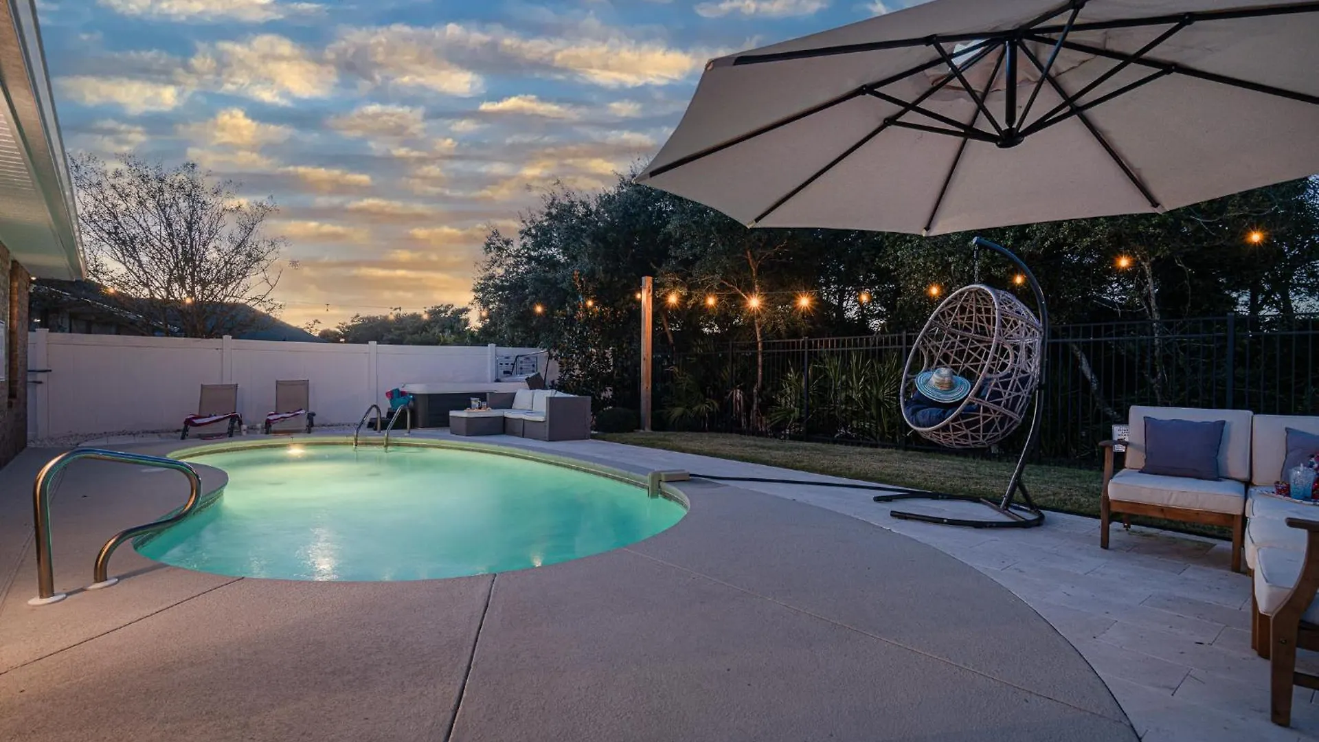 Heated Pool And Golf Cart, Walk To Beach! Best Deal! Destin